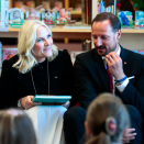 Kronprinsparet snakket med latviske barn om bøker. Hvorfor er det så gøy å lese? Foto: Lise Åserud, NTB scanpix. 
